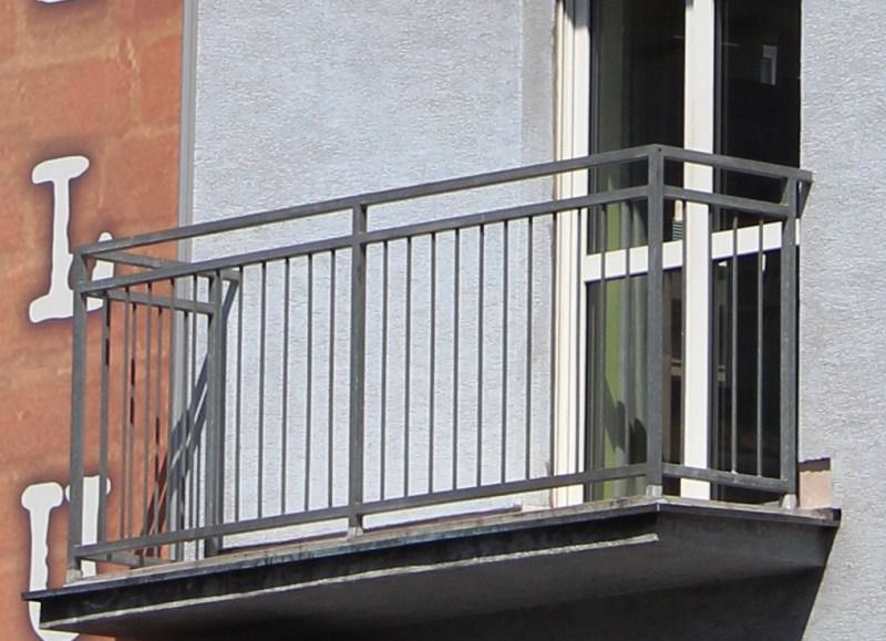Terase ograde izrađene od drveta i KDP-a: fotografija metalnih balkona