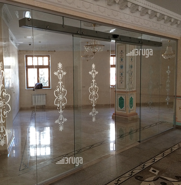 Автоматические стеклянные двери, гостиница, Москва