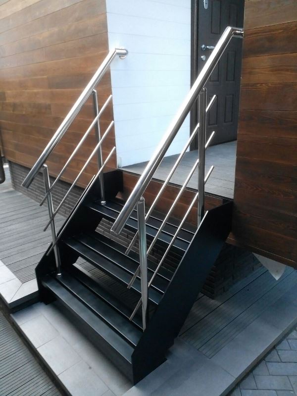 Лестница из нержавеющей стали с деревянными ступенями - 2