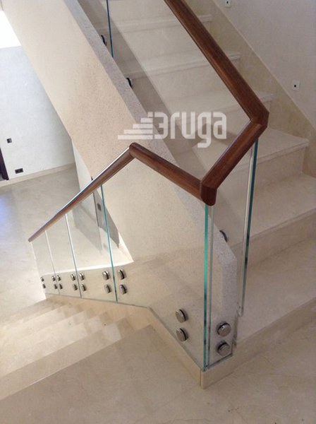 Несущее стекло 12мм с деревянным поручнем с пазом